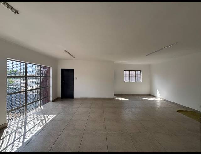 2,250M² WAREHOUSE TO LET IN PHOENIX INDUSTRIAL